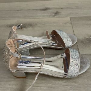 Badgley Mischka kitten heels